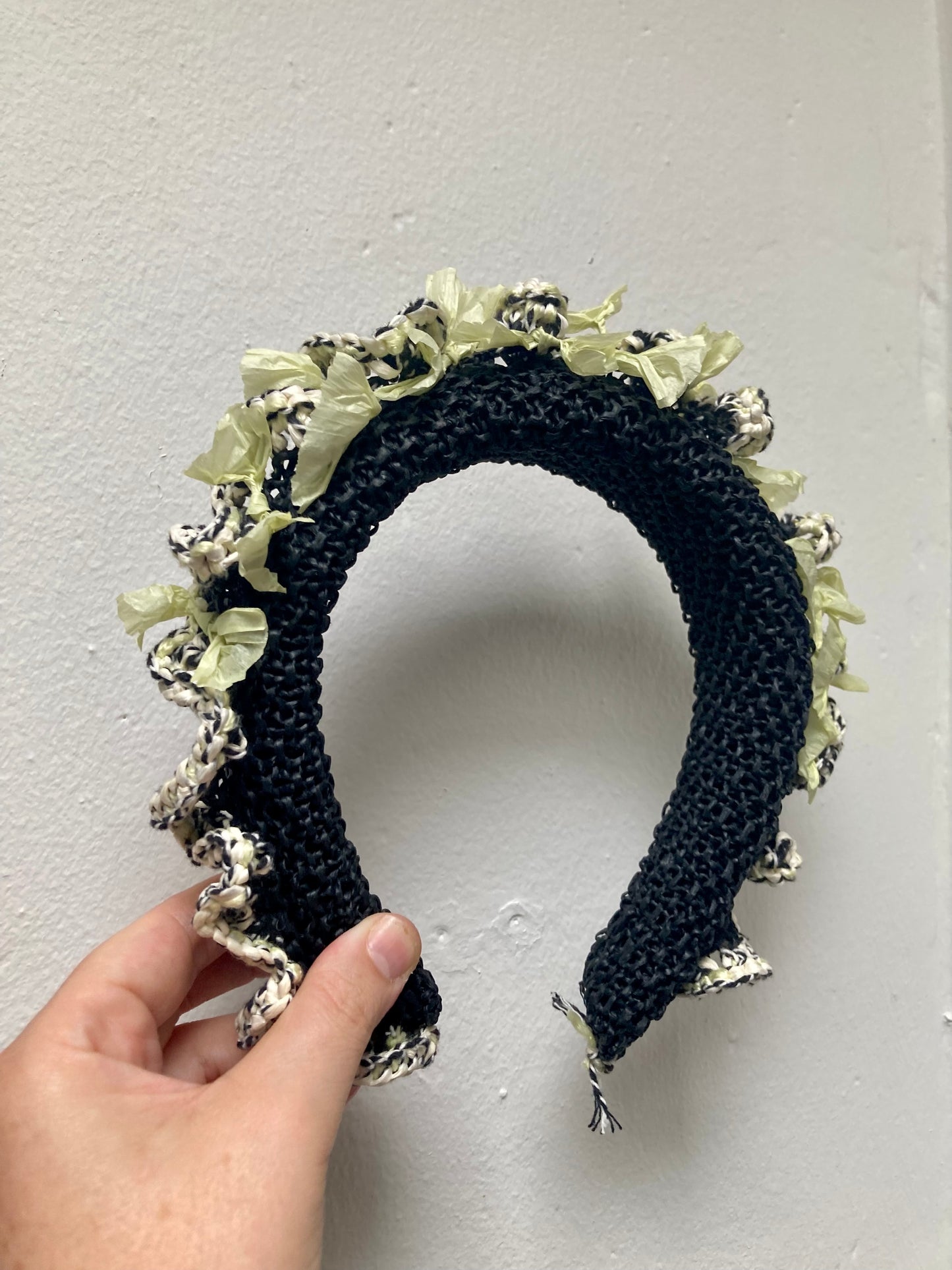Headband in black, light green, off white